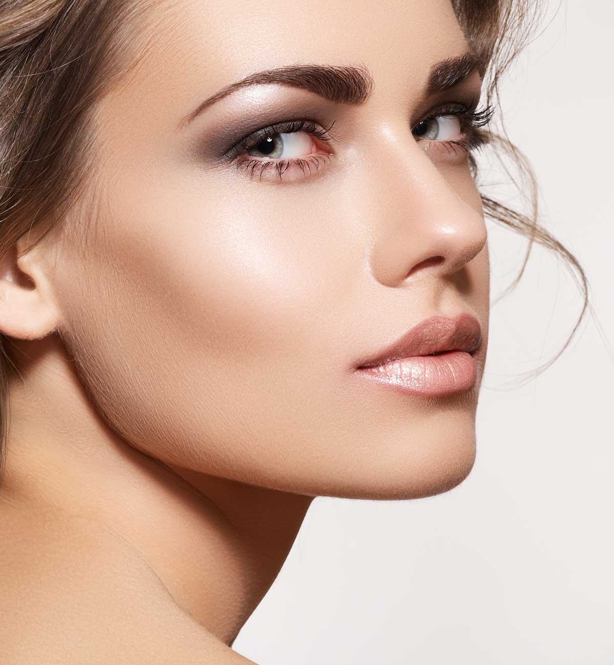 Woman showing a defined lower-cheek contour